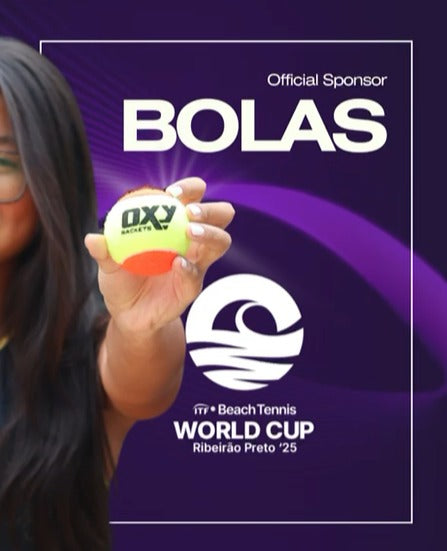 mulher segurando uma bolinha de beach tennis da oxyu rackets, flyer comunicando que a oxy será patrocinadora oficial de bolas de beach tennis para a copa do mundo de beach tennis de 2025 em ribeirão preto